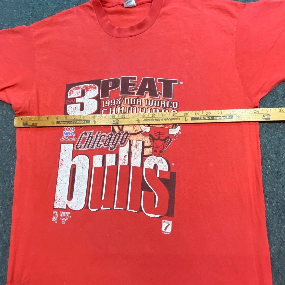 Logo 7 Chicago Bulls 1993 NBA World Champions TShirt Sz XXL Mens Red 90s 3 Peat
